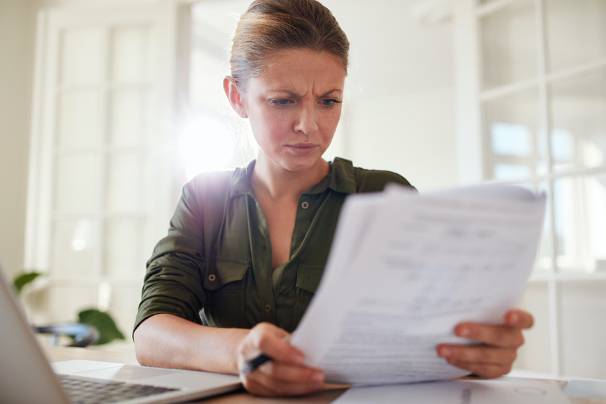 Hombre preocupado frente facturas